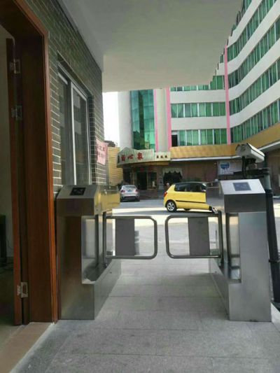 The pedestrian passage entrance on the side of the Guangdong Provincial Cadre Rest and Recreation Hospital