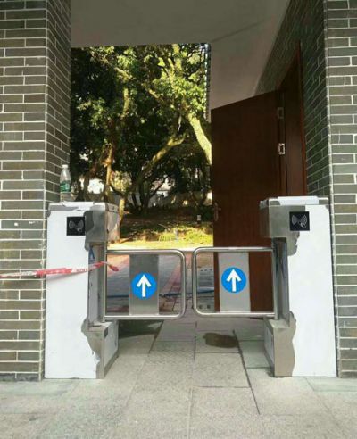 The pedestrian passage entrance on the side of the Guangdong Provincial Cadre Rest and Recreation Hospital